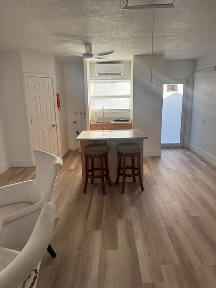 Building Photo - 215 Pelican Dr