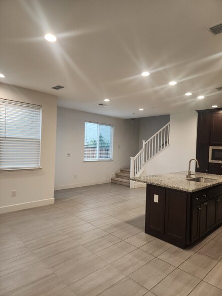 Building Photo - 337 W Phelps Dr