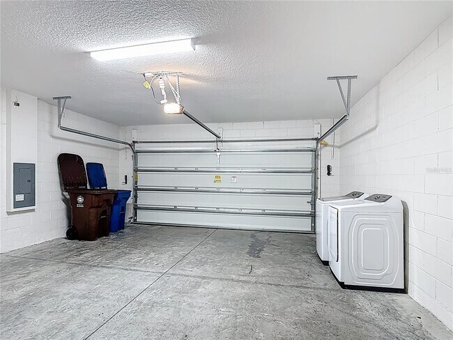 Building Photo - 450 Taft Dr