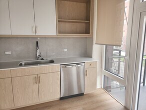 Building Photo - 1050 W Cornelia Ave