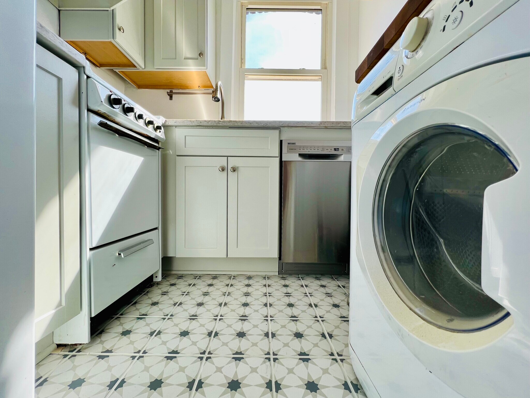 washer/dryer in kitchen - 1451 Pennsylvania Ave SE