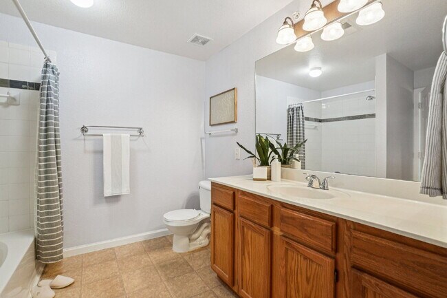 Building Photo - Gorgeous third floor - 1bd/1ba condo