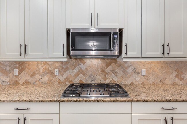 Building Photo - Stunning 5-Bedroom, 5-Bathroom Home with Chef's Kitchen and Luxurious Features