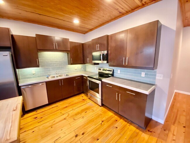 Building Photo - LUXURY TOWNHOME IN SODO 3/2.5 PLUS OFFICE AND BONUS ROOM  - DOWNTOWN ORLANDO