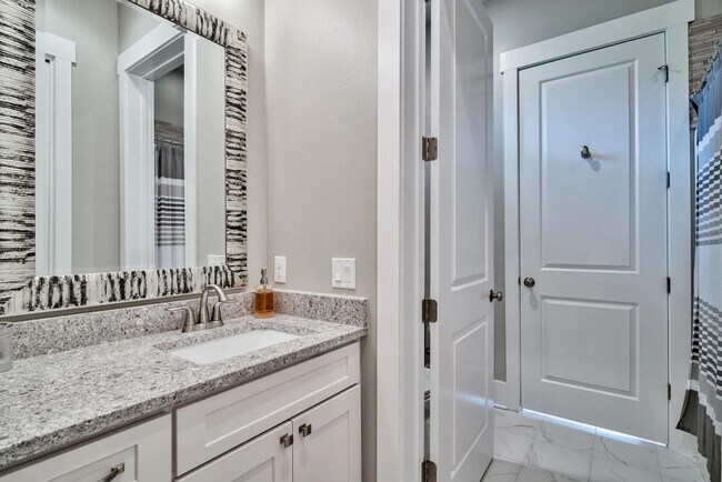 Building Photo - Spacious 4-Bedroom Home for Long-Term Leas...