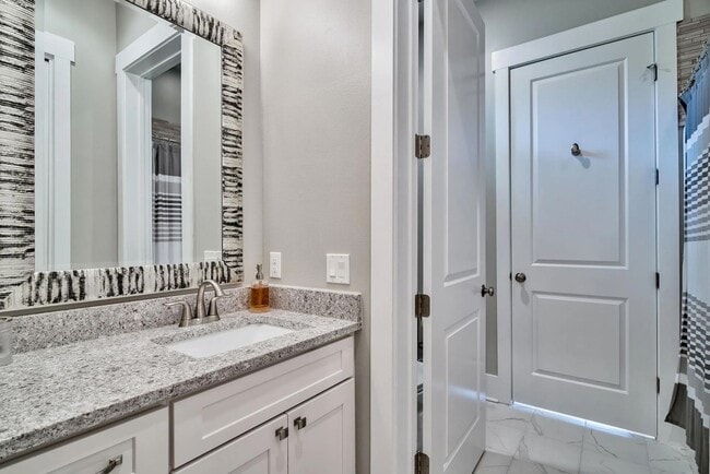 Building Photo - Spacious 4-Bedroom Home for Long-Term Lease in Holiday Shores | Miramar Beach, FL