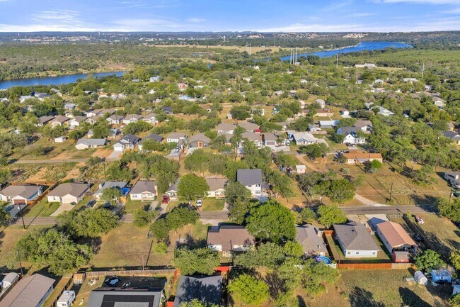 Building Photo - 848 Pecan Ln