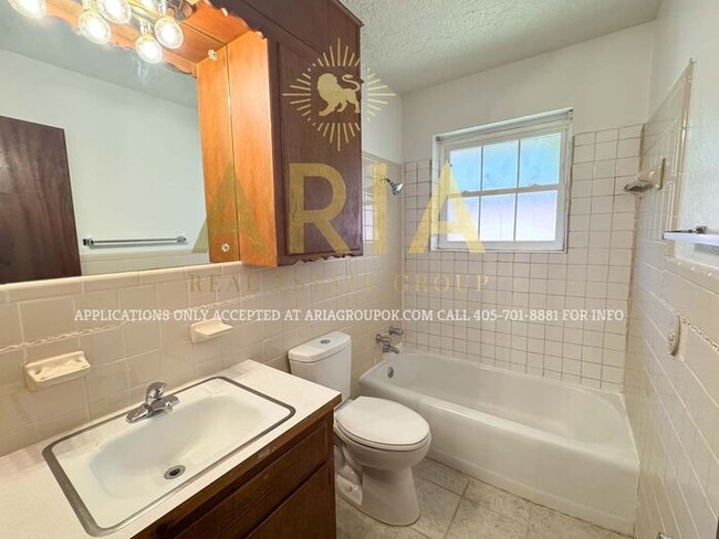 Building Photo - 4 Bed/1.5 Bath Single Family Home Availabl...