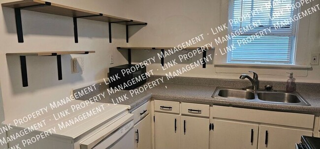 Building Photo - $1395 Quaint 2 bedroom with Washer/Dryer, ...