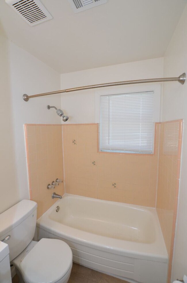 Building Photo - 2Bd/1Ba Single Family Home