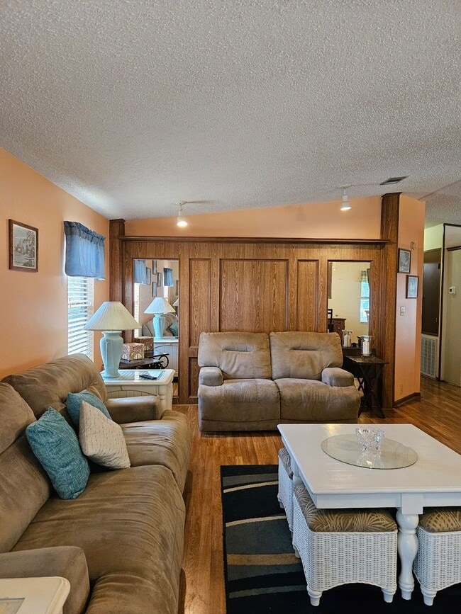 Building Photo - 2 bedroom 2 bath home int the beautiful La...