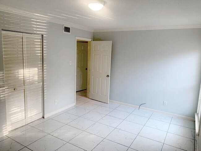 Building Photo - 5550 N Braeswood Blvd