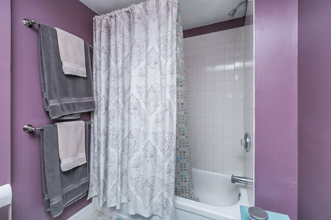 Building Photo - Amazing 3 bed 2 bath with a roof top deck ...