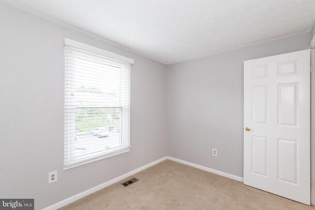 Building Photo - 3348 Raccoon Ct