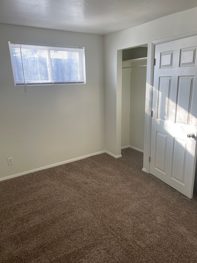 Building Photo - A 4 Bed, 2 Bath House, Available in Novemb...