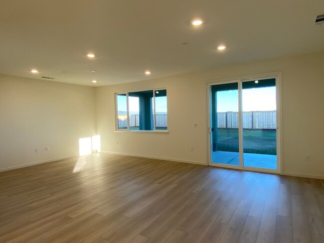 Building Photo - Available NOW - Beautiful and NEW 4 bed / ...