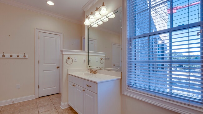 Building Photo - 407 E Hull St