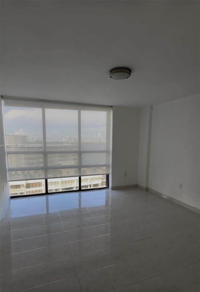Building Photo - 1450 Brickell Bay Dr