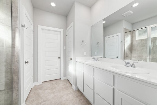 Building Photo - 7246 Clearwater Cv Dr