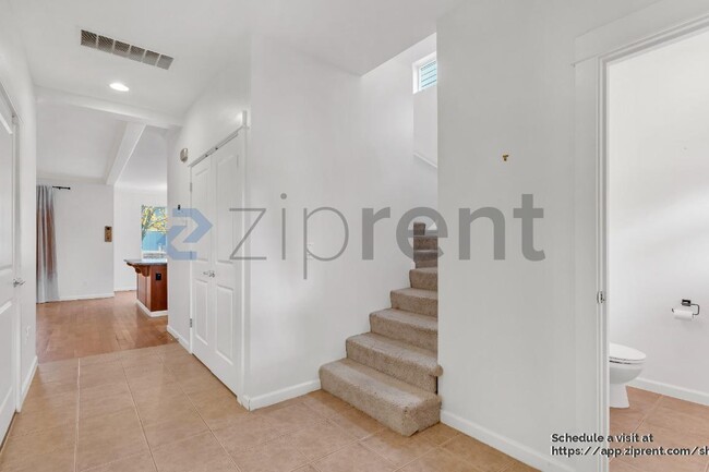 Building Photo - 9731 N Clarendon Ave