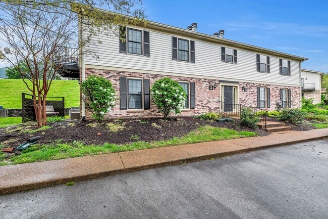 Building Photo - Spotless home in the most convenient locat...