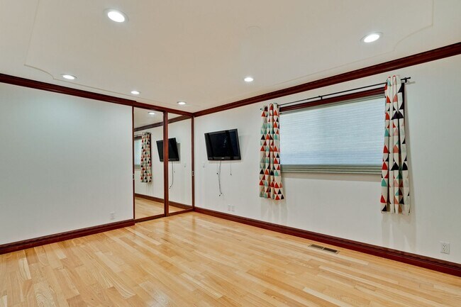 Building Photo - Bright and Spacious 3 Bed 2 Bath Single Fa...