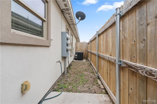 Building Photo - 13 Whitewing Ave