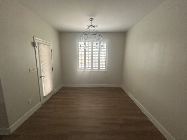 Building Photo - 4 Bedroom 2 Bathroom in SE Visalia with Po...