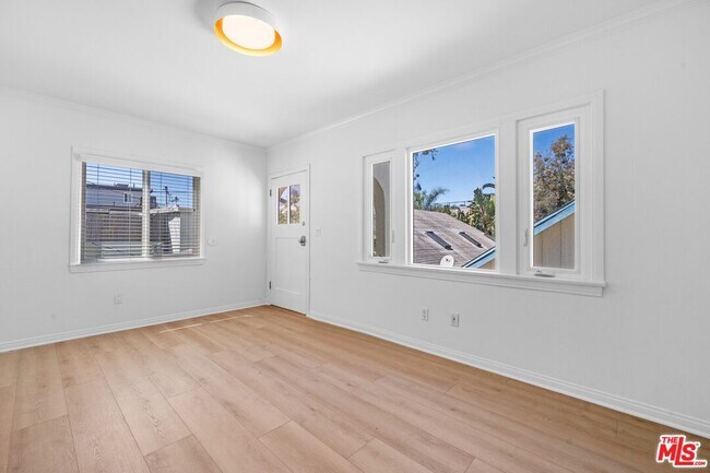 Building Photo - 38 20th Ave