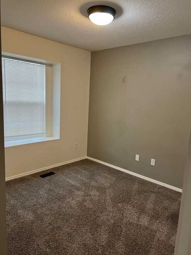 Building Photo - Introducing a charming single level 3 bedroom, 2 bath home for rent in Caldwell, ID.