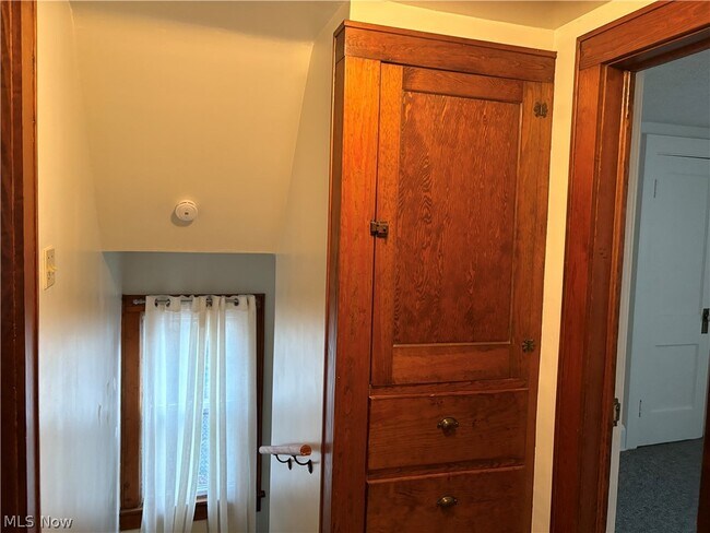 Building Photo - 315 E 10th St