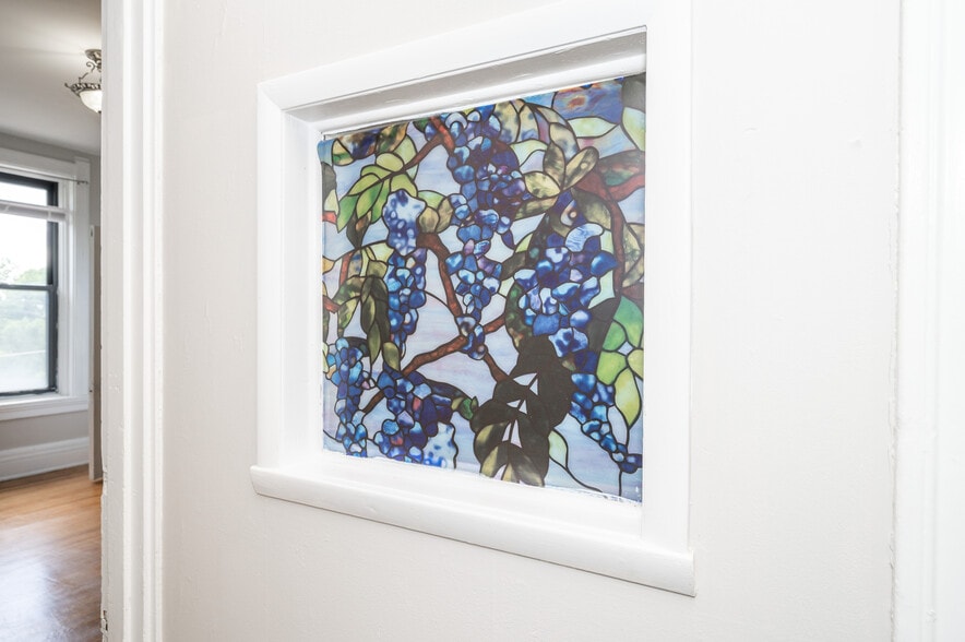 Charming stain glass - 120 Lyon St