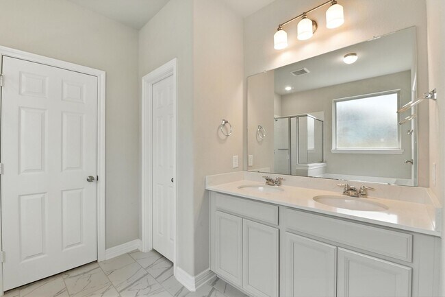 Building Photo - Spacious Home with Resort-Style Amenities