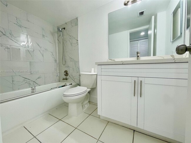 Building Photo - 2209 S Cypress Bend Dr