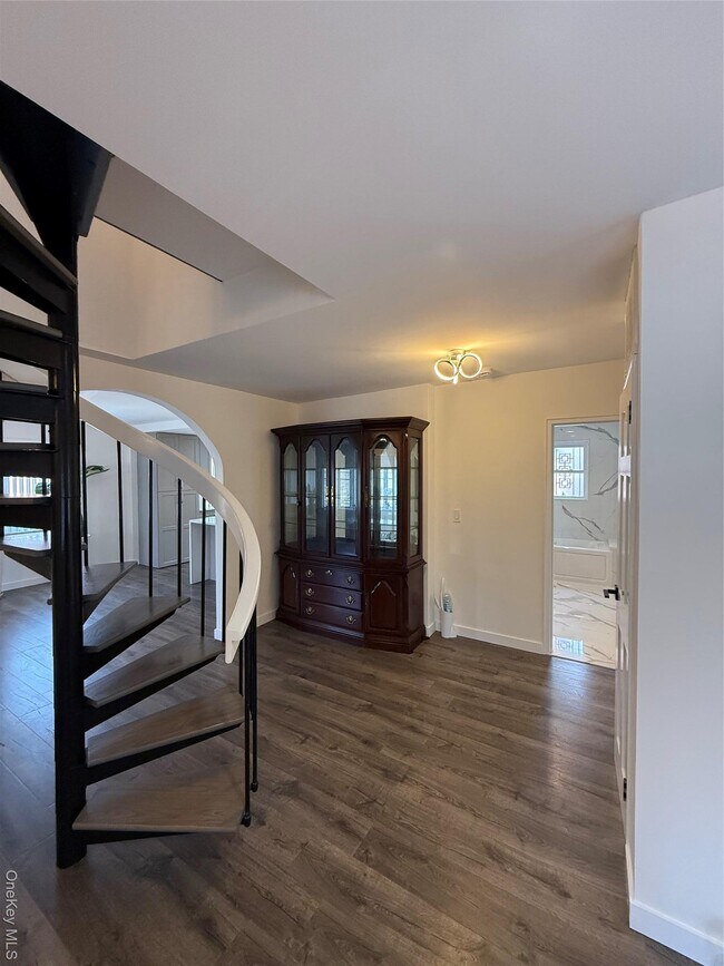 Building Photo - 1090 Pelham Pkwy S