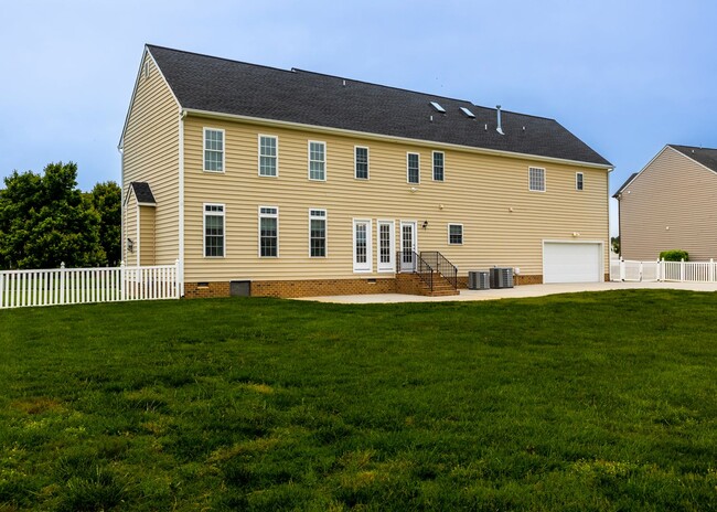 Building Photo - Huge house with vaulted ceilings and fence...