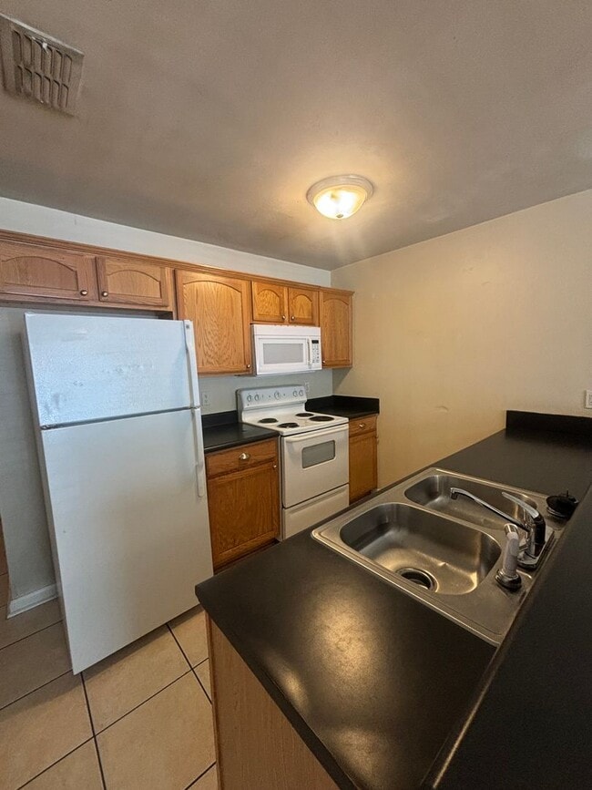 Building Photo - Awesome 3x3 Townhouse with Private Driveway!