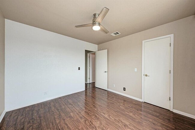 Building Photo - 903 Estate Dr