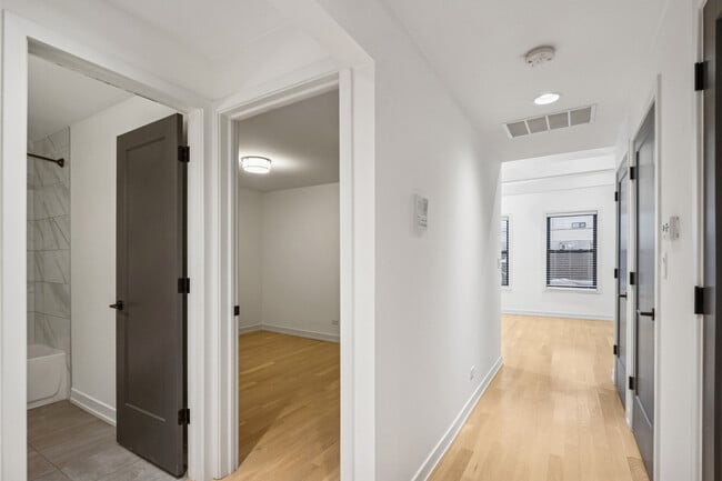 Building Photo - 1242 W Huron St