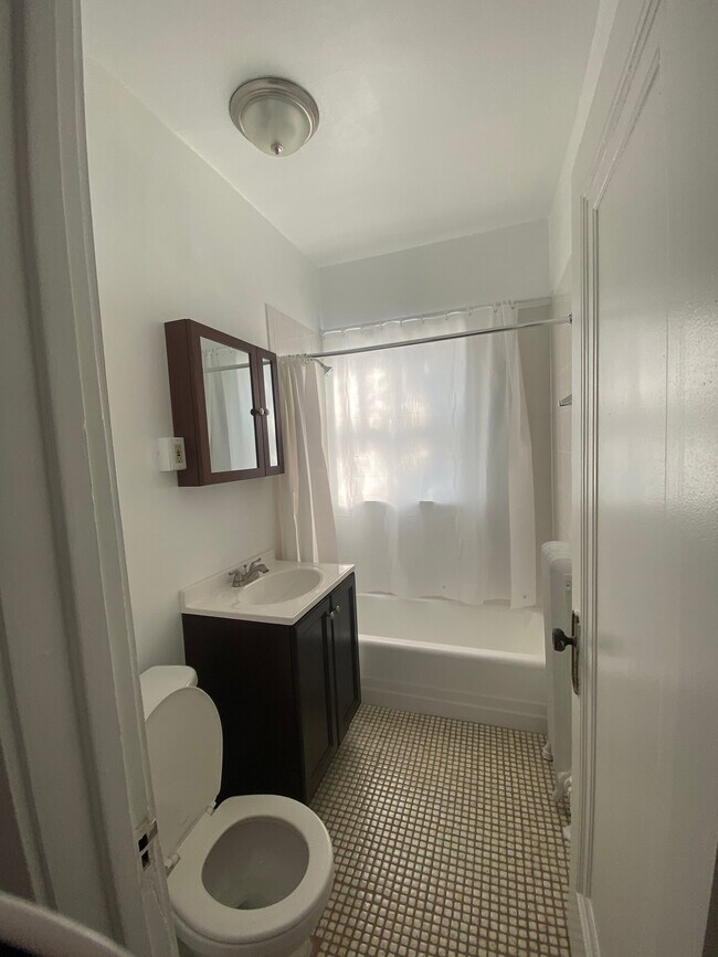 Building Photo - 534 Hinman Ave