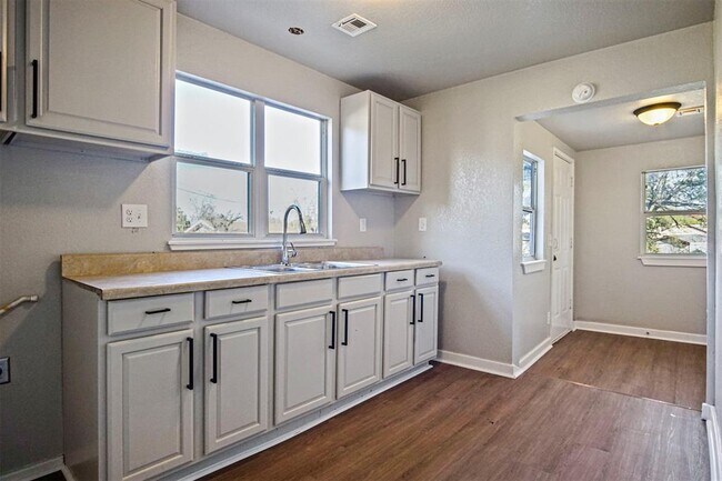 Building Photo - 907 N McKinley Ave