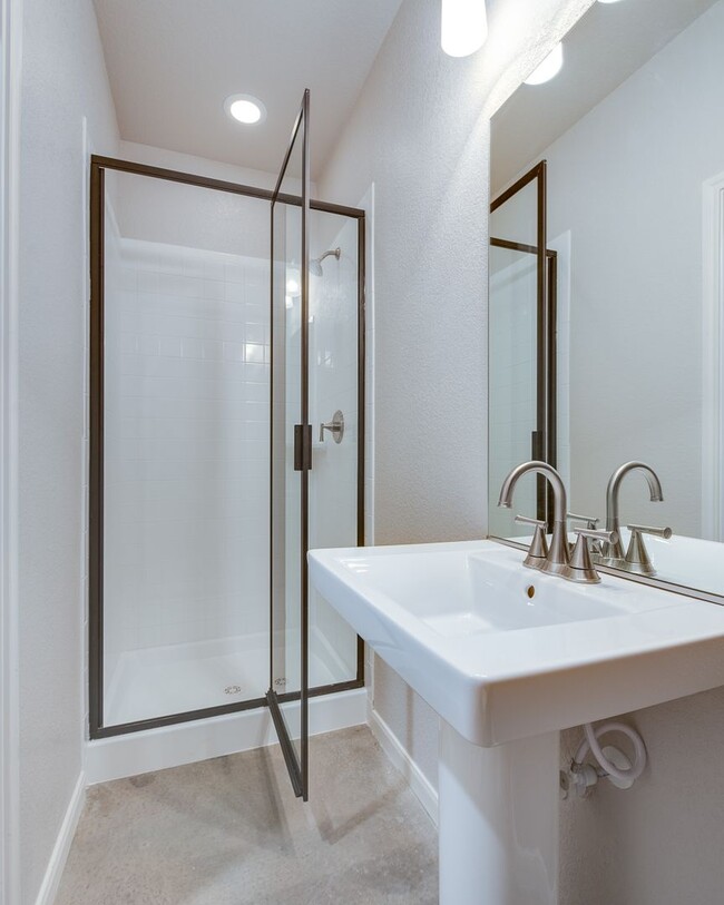 Building Photo - * MOVE IN SUMMER 7/14/2026 * 5 Bed 3 Bath ...