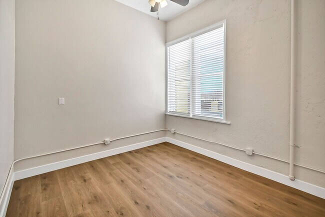 Building Photo - VINTAGE VAULT