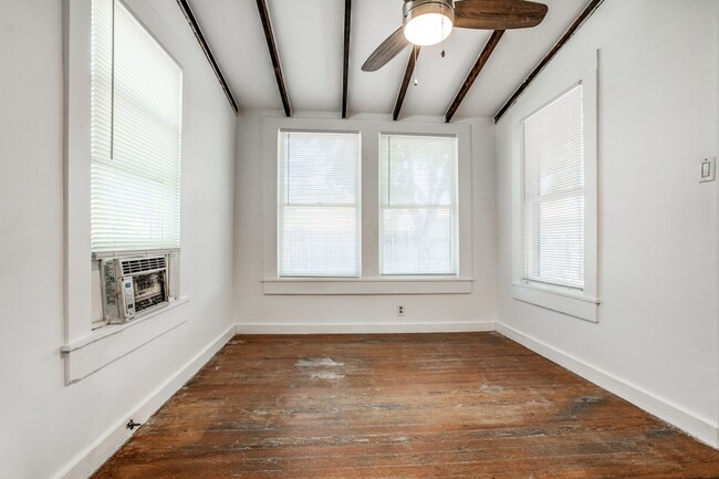 Building Photo - Cozy Rental with Loft near Woodlawn Lake!