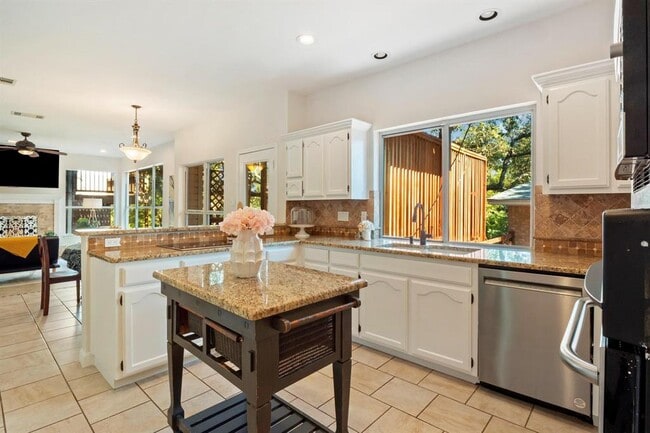 Building Photo - 3913 Caney Creek Rd