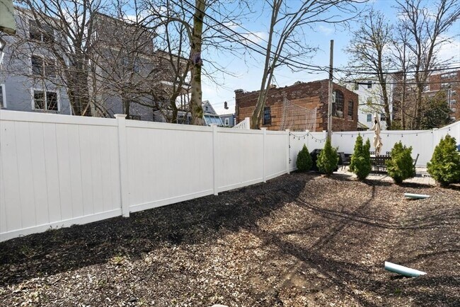 Building Photo - 521 E 8th St