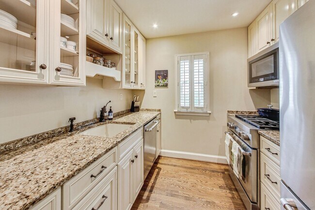 Building Photo - COMING SOON - Stunning 4 bed + 2 full & 2 1/2 bath Classic in NW DC