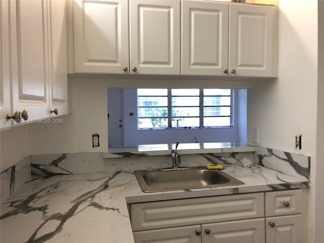 Building Photo - 1027 Twin Lakes Dr