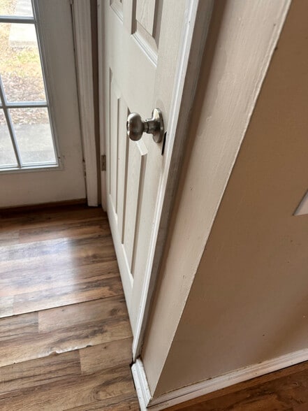 Building Photo - 8403 Robin Hill Dr