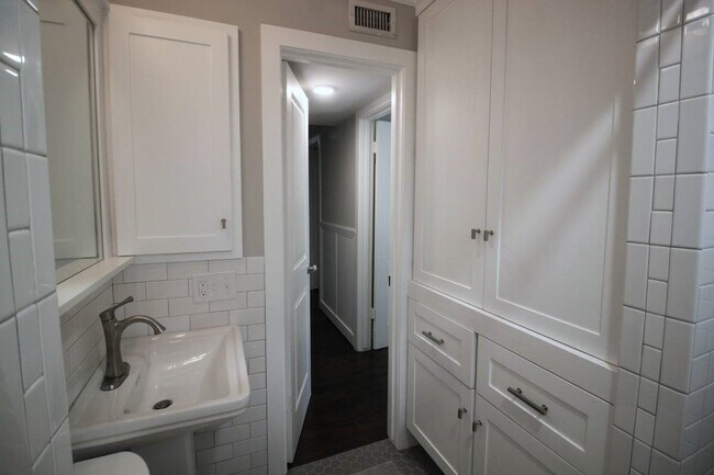 Building Photo - 4719 Oakshire Dr